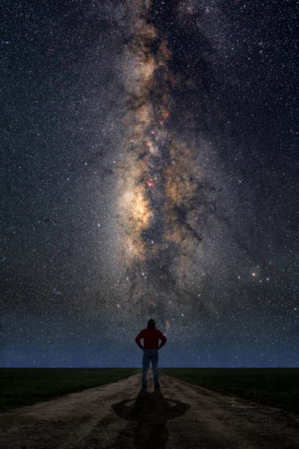 Посмотри на небо на телефон. Звезда с неба. Человек на фоне звездного неба. Человек в космосе. Одиночество звезды.